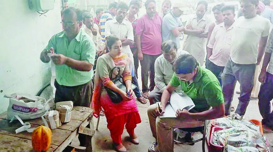 स्वास्थ्य विभाग की टीम ने गोदाम पर मारा छापा, मसाले से तैयार कर रहे थे पपीता