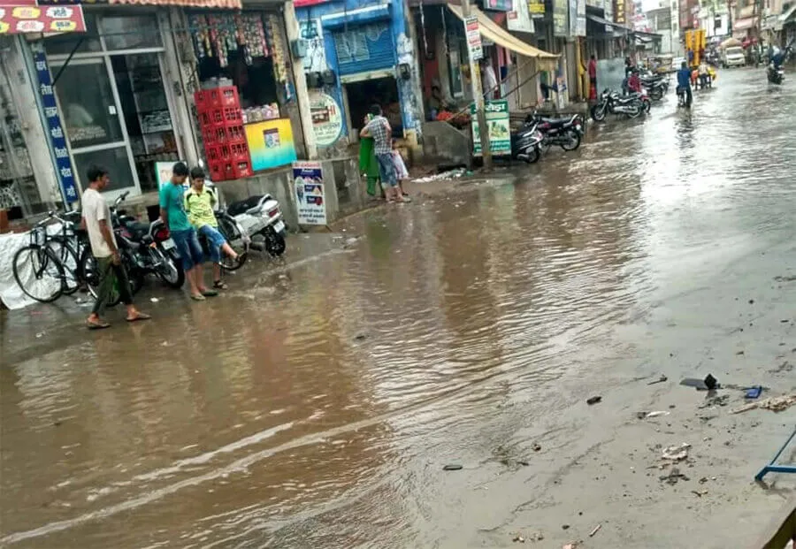 बारिश की झमाझम, सड़कों पर भरा पानी