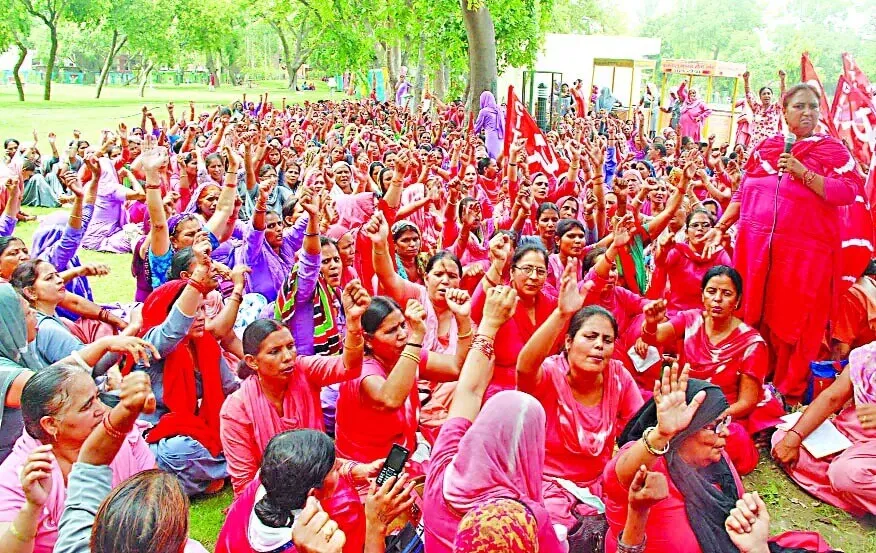 सीएम सिटी में आंगनबाड़ी, आशा व बिजली कर्मियों का प्रदर्शन