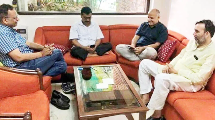 38 घंटे से LG दफ्तर में धरने पर केजरीवाल, मनीष सिसोदिया भी अनशन
