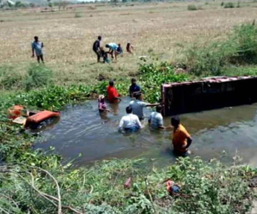 अलग अलग 2 हादसों में 17 की मौत