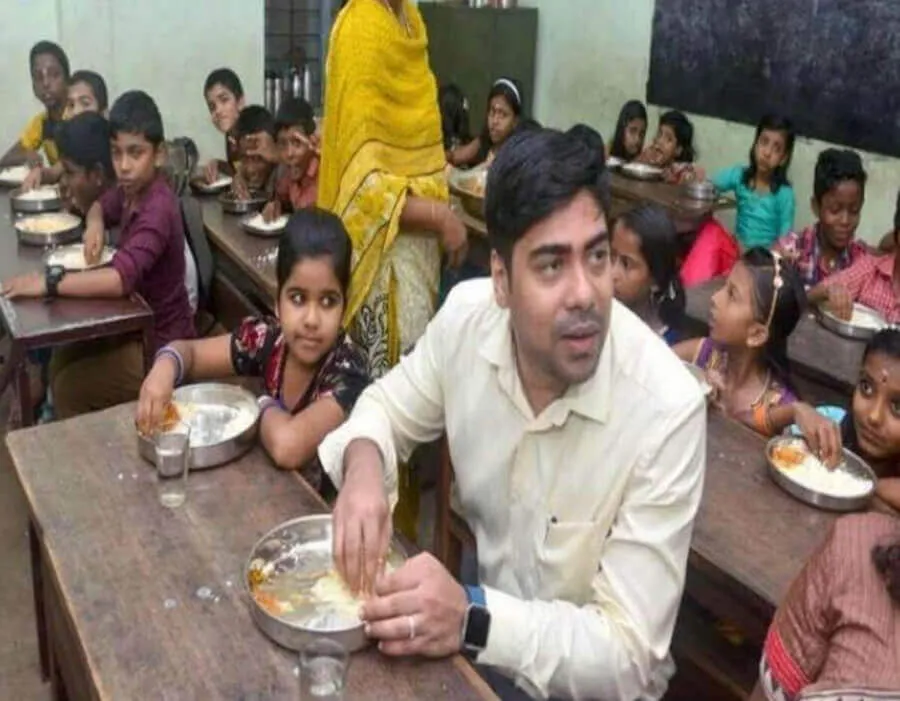 मिड डे मील की क्वालिटी जांचने सरप्राइज विजिट पर स्कूल पहुंचे कलेक्टर