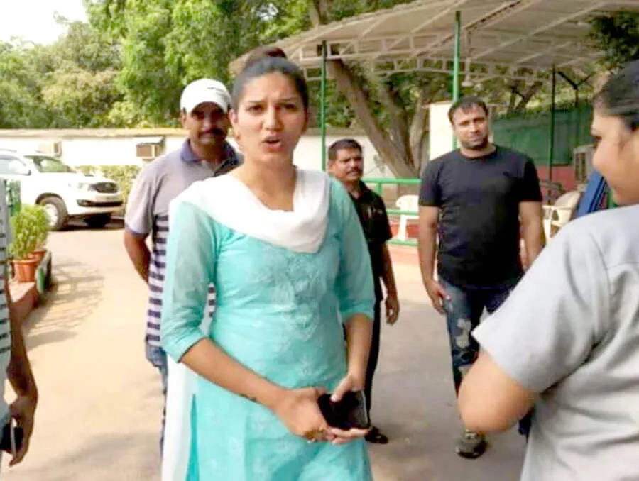 राहुल और सोनिया से मिलने दस जनपथ पहुंची डांसर सपना