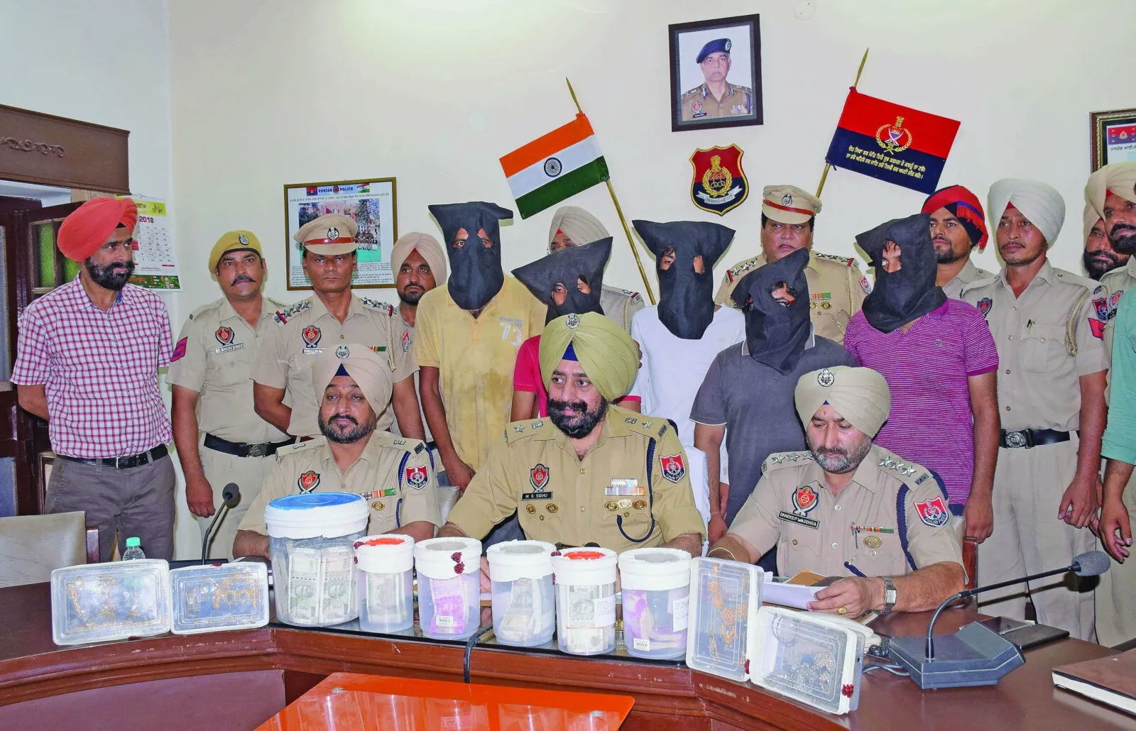 30 लाख की नगदी, सोना, चांदी व वाहन सहित 6 लुटेरे गिरफ्तार