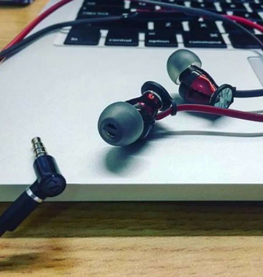 मोबाईल पर गाने सुनने से गई युवक की जान