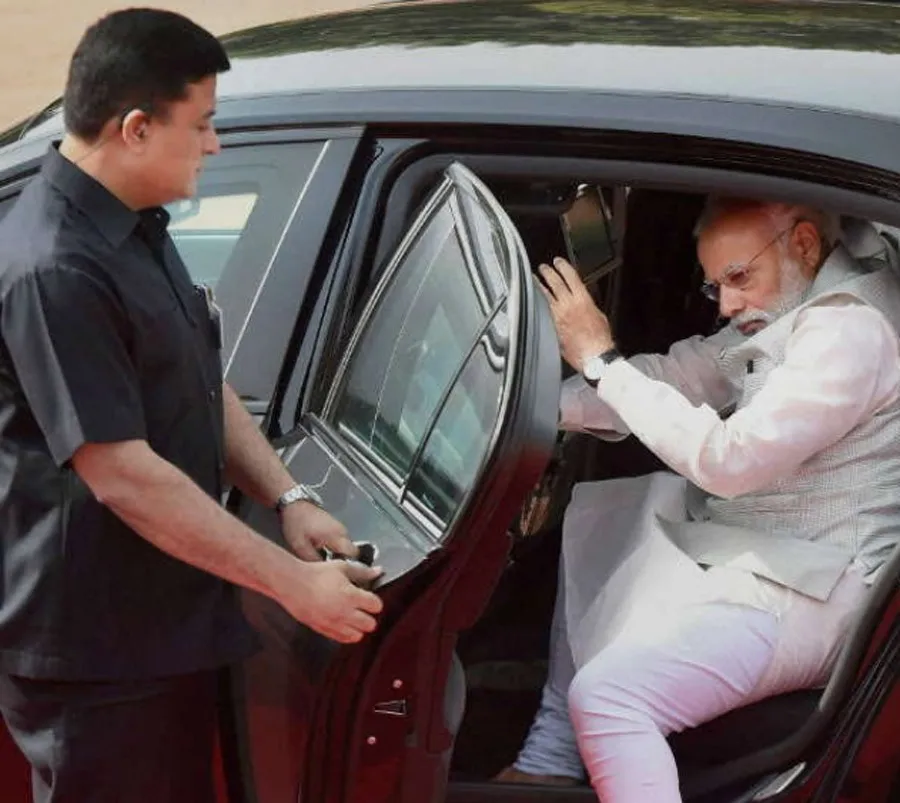 एम्स में अटल जी से मिलने पहुंचे मोदी