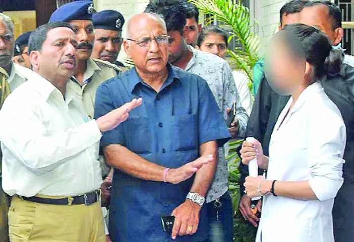 आॅप्रेशन के दौरान डॉक्टर ने नर्सिंग स्टूडेंट को मारी लात