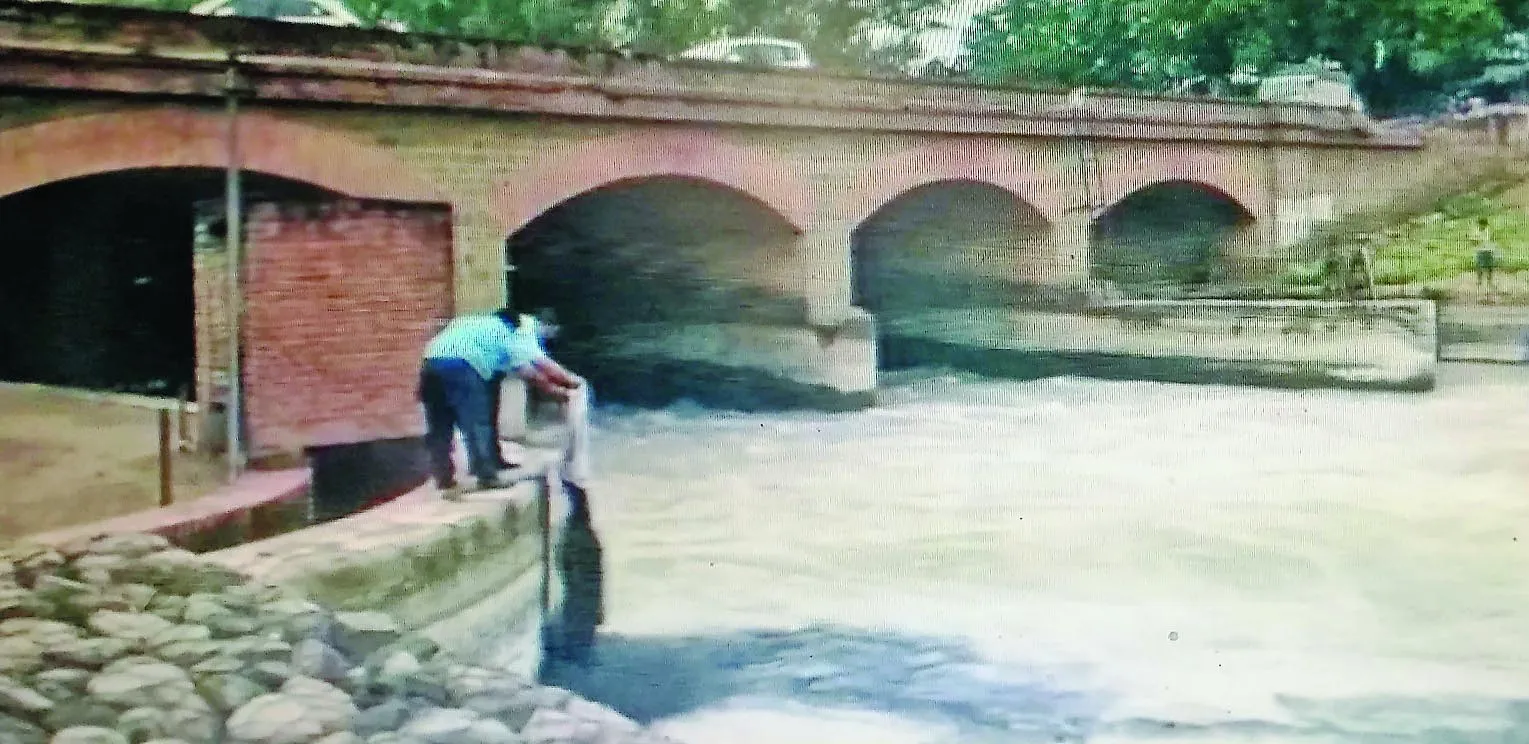 नहर में काला पदार्थ फेंकने वाले युवकों के खिलाफ मामला दर्ज