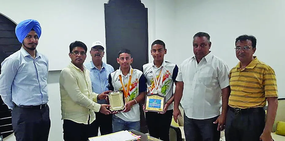 6 गोल्ड व 4 सिल्वर मैडल जीतने वाले खिलाड़ियों को डीसी ने किया सनमानित