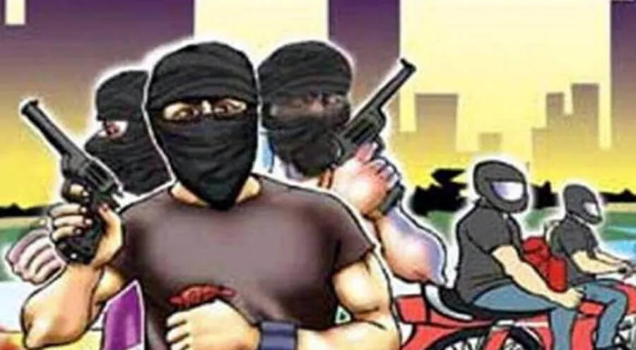 पुलिस के गश्ती दल पर कार सवार बदमाशों ने की फायरिंग