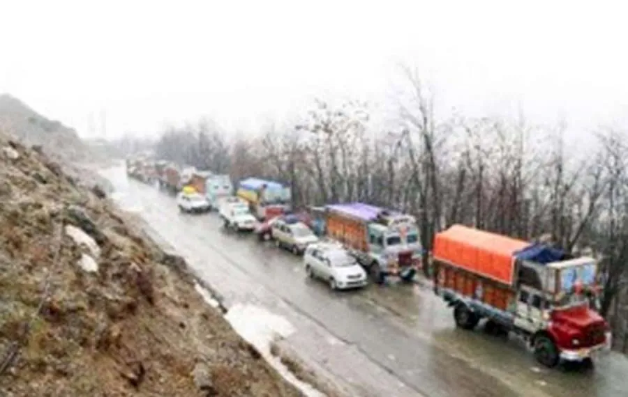 लद्दाख राजमार्ग पर तीन दिनों के बाद यातायात बहाल