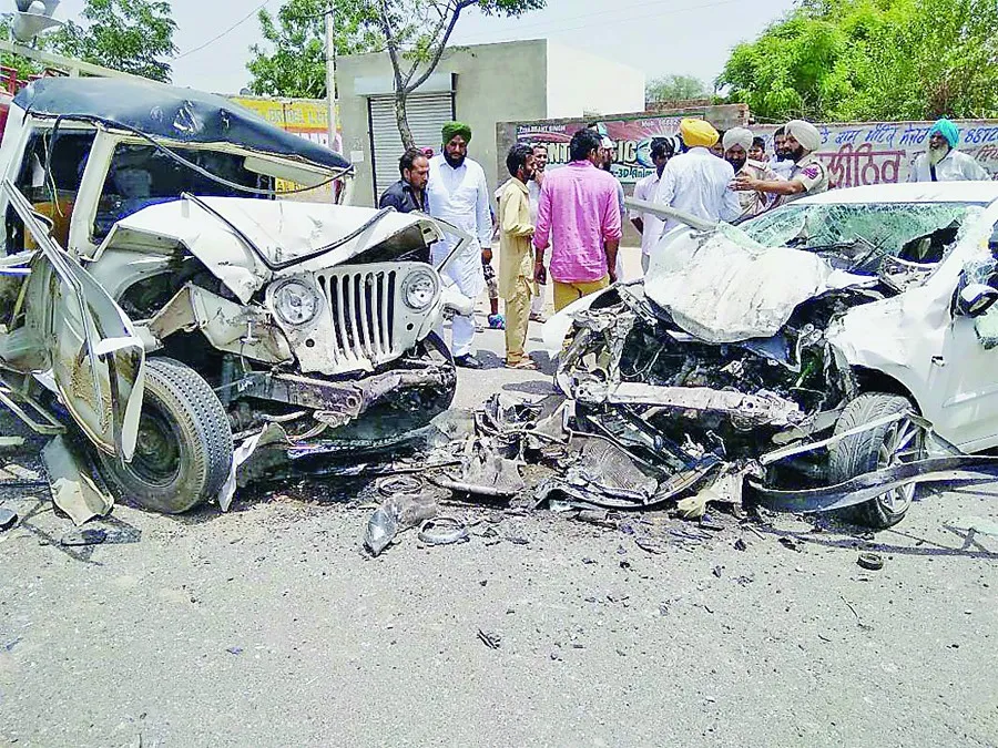 कार व गैस सिलंडरों से भरी पिकअप गाड़ी में भयानक टक्कर, दो की मौत
