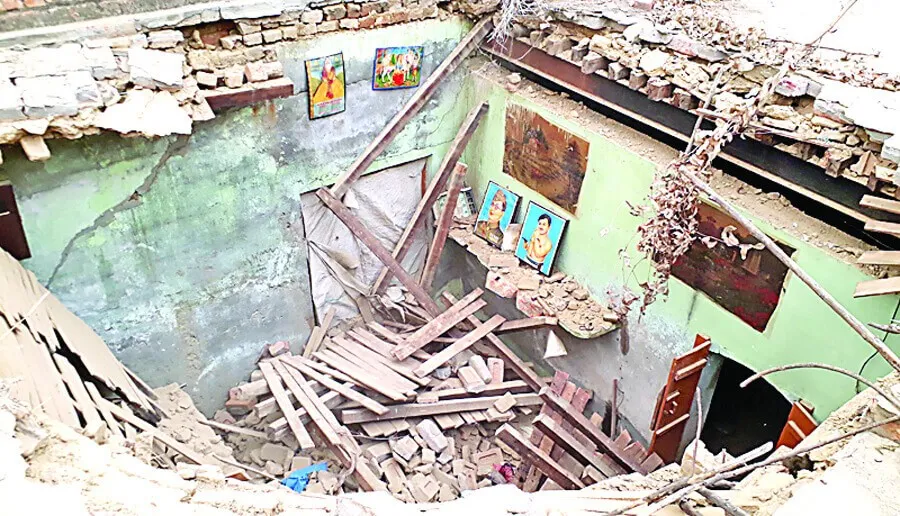 मकान की गिरी छत, बाल-बाल बचा परिवार