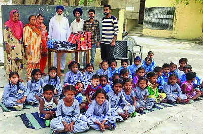 नेकी: साध-संगत ने 52 जरूरतमंद बच्चों को बांटी वर्दियां