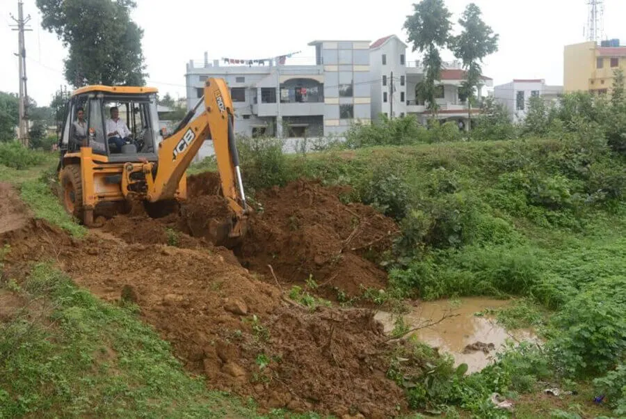 स्टे के बावजूद हो रही ड्रेन की खुदाई