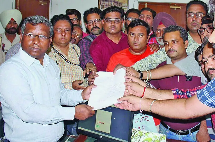 शुजात बुखारी की हत्या के विरोध में सड़कों पर उतरे पत्रकार