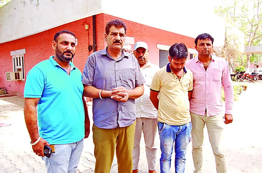 घूस लेते रंगे हाथ धरे गए मार्केेट कमेटी के दो कर्मचारी