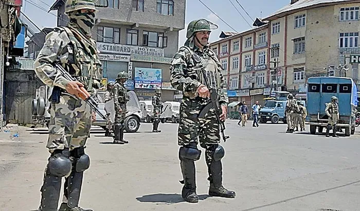 दक्षिण कश्मीर में जनजीवन बुरी तरह प्रभावित