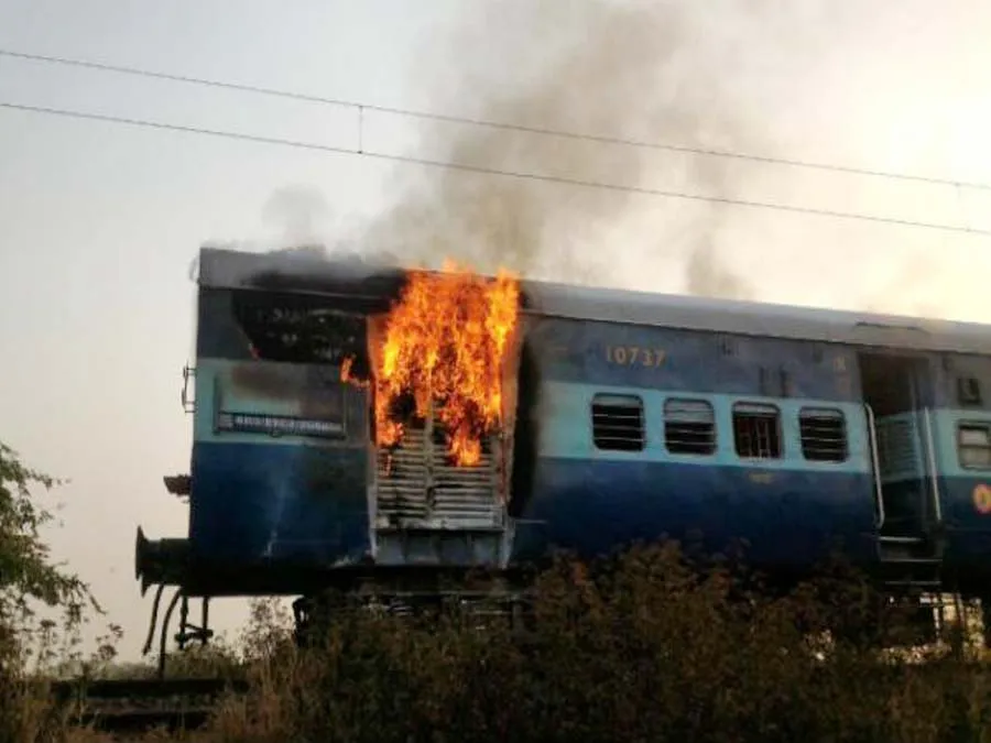 आगर कैंट स्टेशन पर ट्रेन की बोगी में लगी आग, मची अफरातफरी