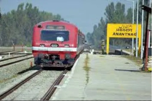 कश्मीर में हड़ताल के कारण रेल सेवाएं स्थगित