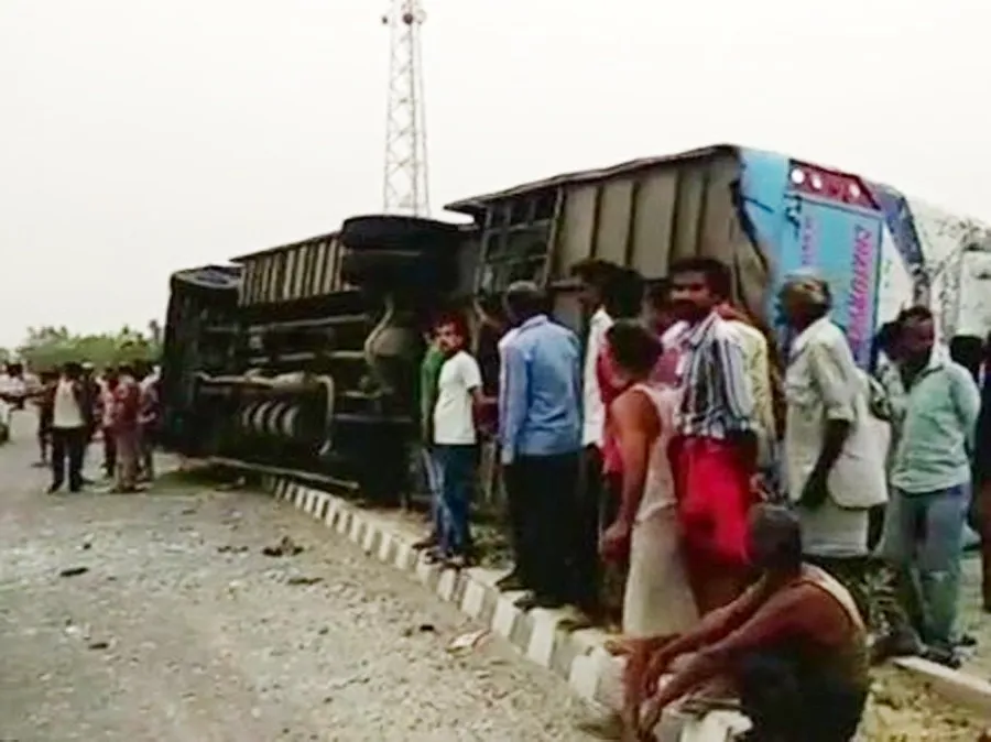 UP: मैनपुरी में टूरिस्ट बस पलटने से 17 की मौत, 30 घायल