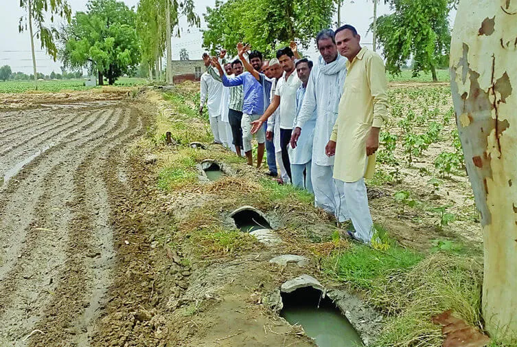 जल घर की जर्जर पाईप से आॅवरफ्लो हो रहा पानी