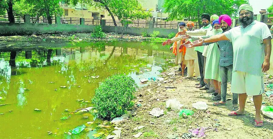 बंद सीवरेज व अधूरे पार्क ने लोगों को डाला मुश्किलों में