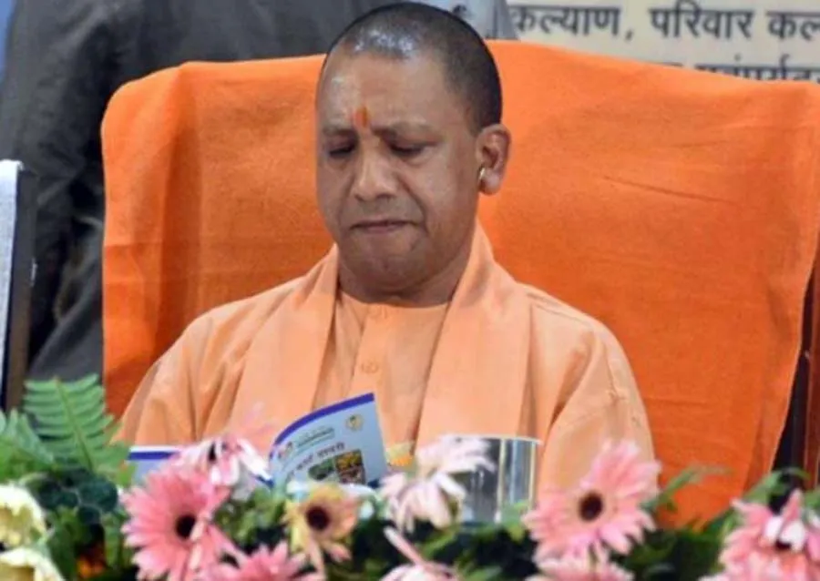 गोमती नदी की सफाई करने पहुंचे CM योगी