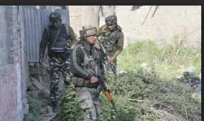दक्षिण कश्मीर में मुठभेड़ में 3 आतंकवादी ढ़ेर