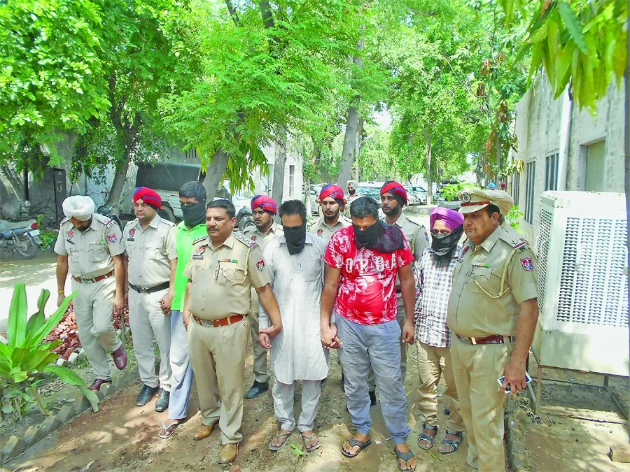 हरियाणा के दो समगलर ढ़ाई करोड़ की हेरोइन व नशीली गोलियों सहित सात काबू