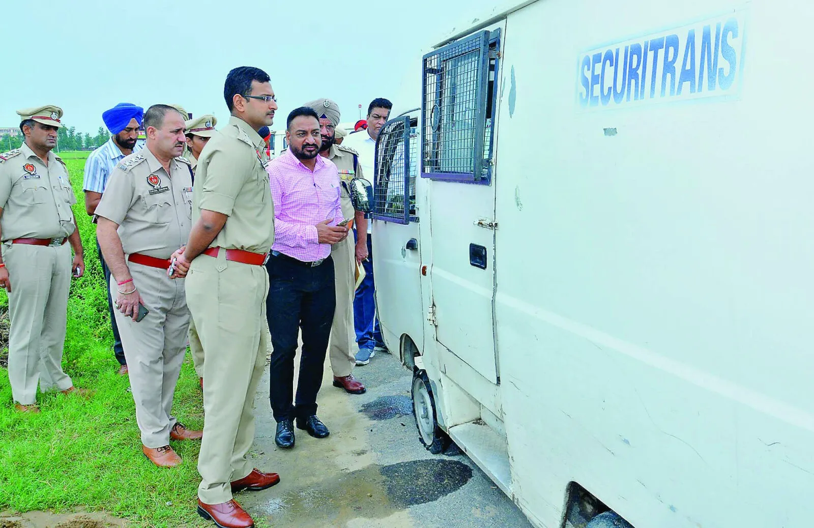 लुटेरों ने दिन दिहाड़े गोलीबारी कर बैंक की कैश वैन से लूटे 5 लाख