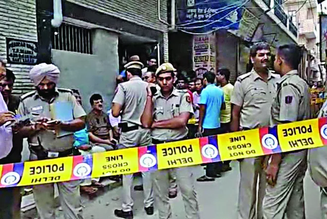 दिल्ली में एक ही घर में मिले 11 शव,