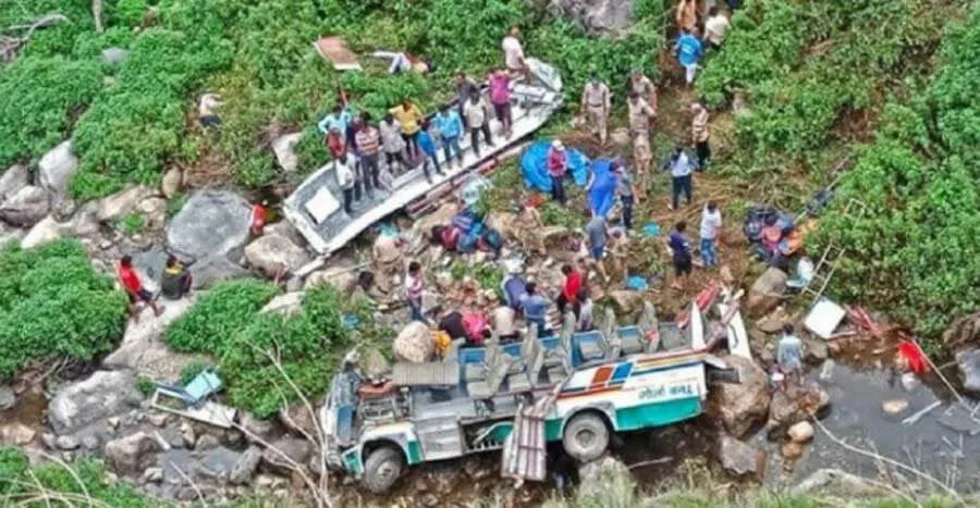 उत्तराखंड: 820 फीट गहरी खाई में गिरी बस, 14 की मौत, 17 घायल