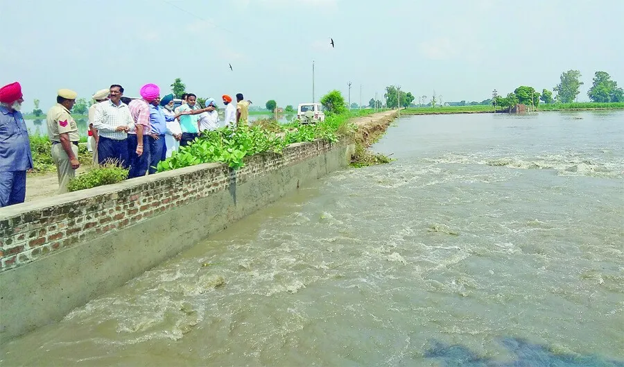 पानी से प्रभावित हुए क्षेत्रों का डॉ. अमर सिंह व डीसी ने किया दौरा
