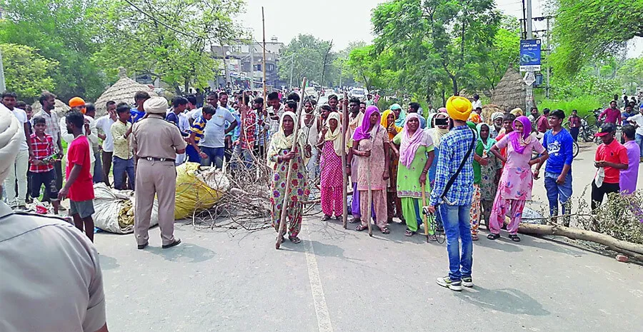 विवादित जमीन को लेकर दो पक्षों में टकराव, गांववासियों ने लगाया जाम