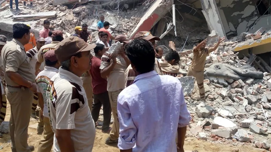 ग्रेनो में गिरी दो इमारतें, 3 की मौत, बचाव कार्य में जुटे ग्रीन एस के सेवादार