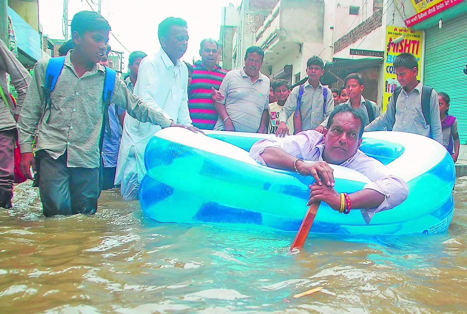 पूर्व कौंसलर ने किश्ती चला कर खोली पानी निकासी की पोल