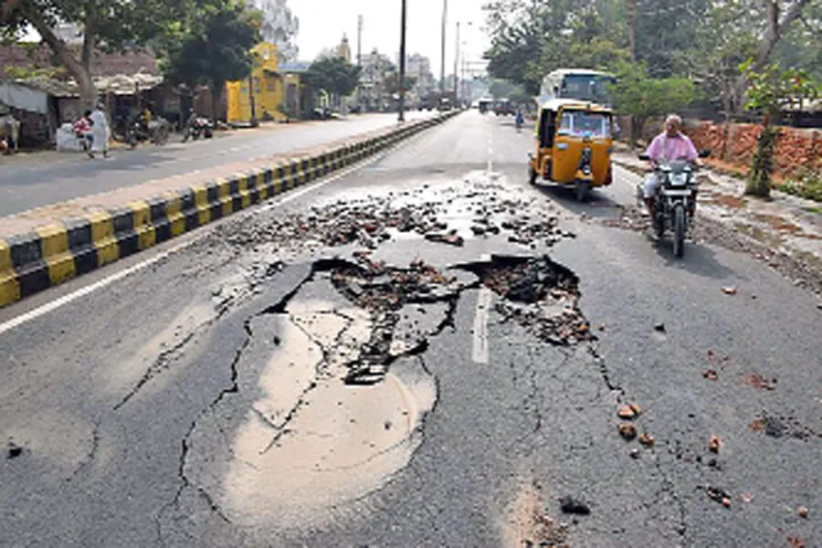 बरसात से धंसी एक साल पहले बनी सड़क