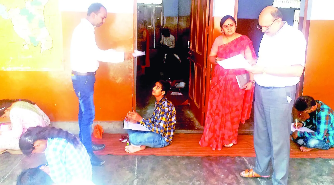 पूरक परीक्षाओं में बाड़ ही खा रही थी खेत, नकल करवाते मिले शिक्षक