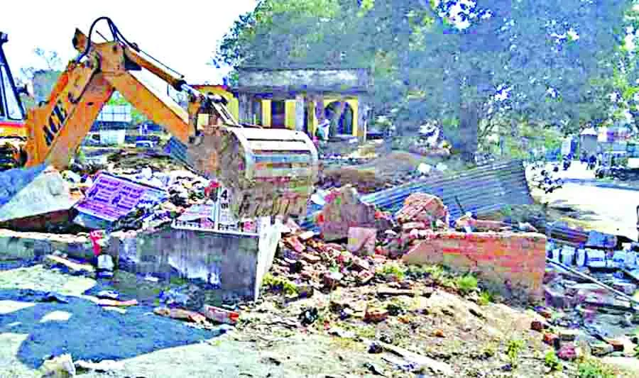 भाई ने ही आशियाने पर चला दिया ट्रैक्टर