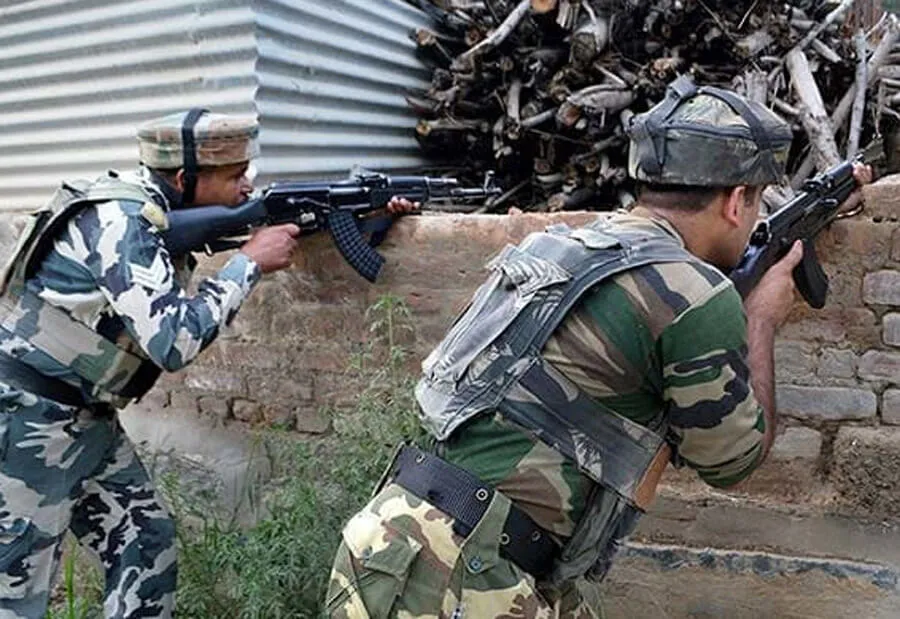 जम्मू-कश्मीर: जवानों और आतंकियों में  मुठभेड़ जारी, इंटरनेट-रेल सेवा बंद