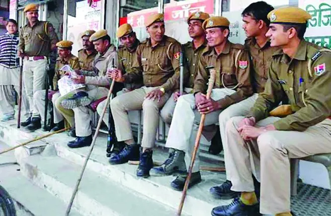 नेता पुलिस बनाम जनता पुलिस