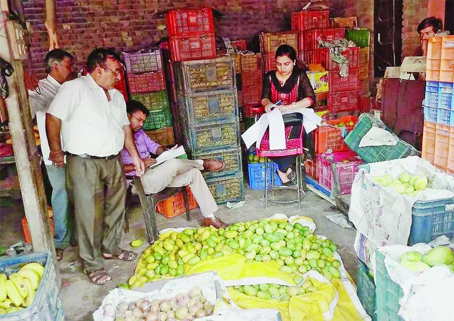 स्वास्थ्य विभाग ने जहरीले मसालों से आम तैयार करने वाले गोदाम में मारा छापा