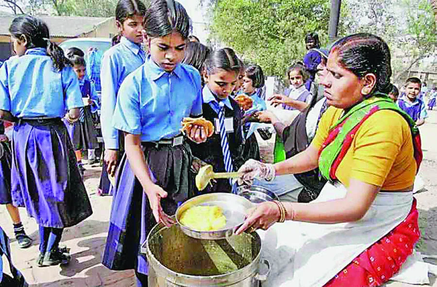 मिड डे मिल वर्करों को मिलेगा बढ़ा हुआ 3500 रुपए मेहनताना