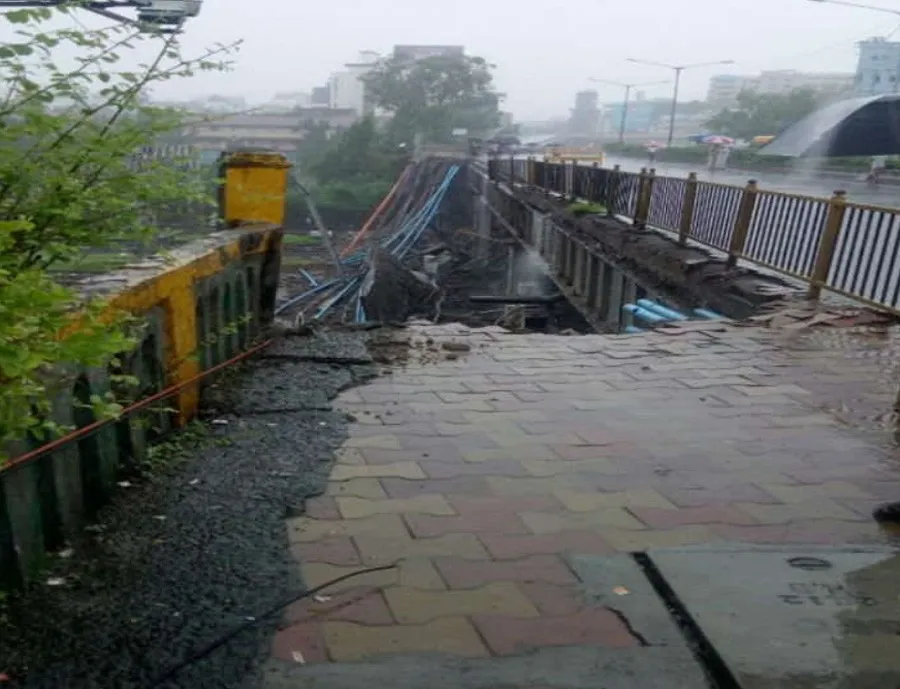 मुंबई : तेज बारिश से गिरा ओवरब्रिज का हिस्सा, दो जख्मी