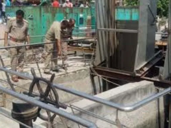 लोनी के एसटीपी प्लांट में जहरीली गैस से 3 की मौत