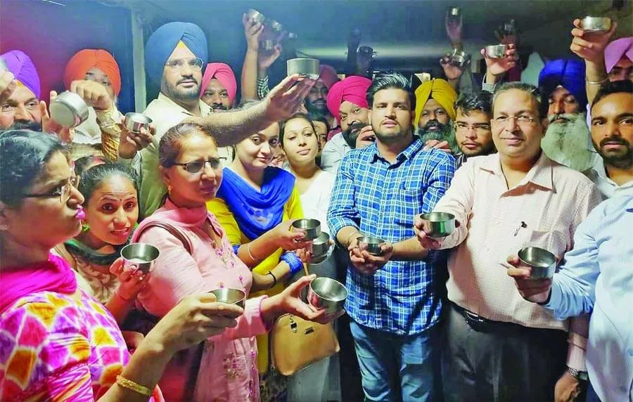 सिविल सचिवालय कर्मचारियों ने खाली बर्तन खटका मनप्रीत बादल से मांगी भीख