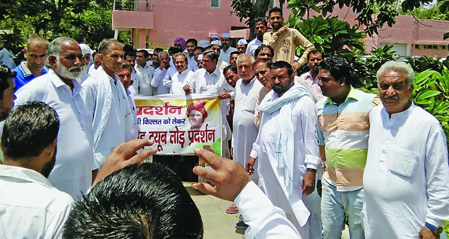 सरसा-फतेहाबाद में कांग्रसियों का मटका फोड़ प्रदर्शन