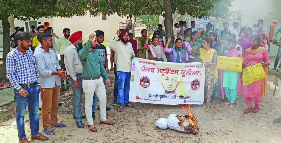 पंजाब स्टूडैंट्स यूनियन ने पीयू में फूंका सरकार का पुत्तला