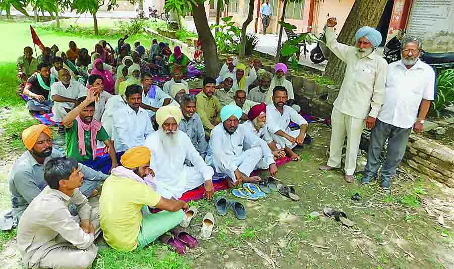 देहाती मजदूर सभा ने घेरा बीडीपीओ कार्यालय